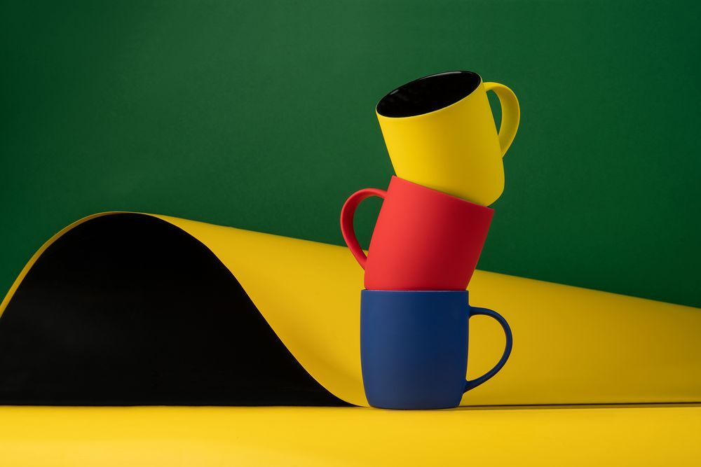 Кружка Surprise Touch Black с покрытием софт-тач, желтая арт.13356.81